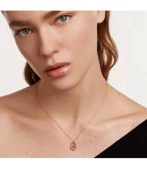 Collar P D Paola, letra A, con baño de oro de 18k.