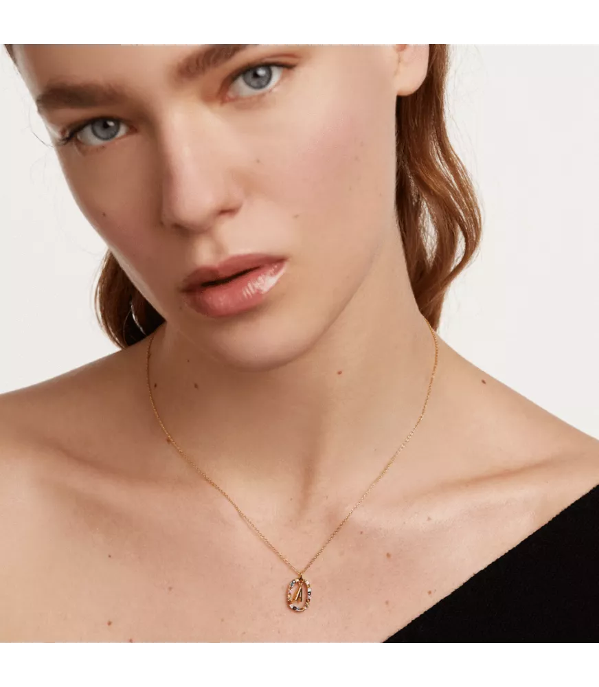 Collar P D Paola, letra A, con baño de oro de 18k.