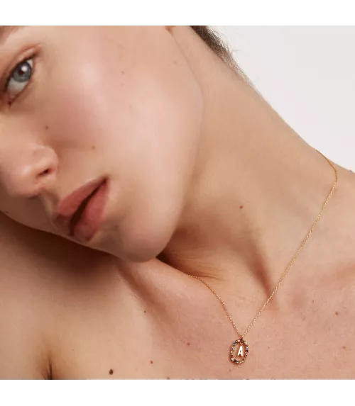 Collar P D Paola, letra A, con baño de oro de 18k.