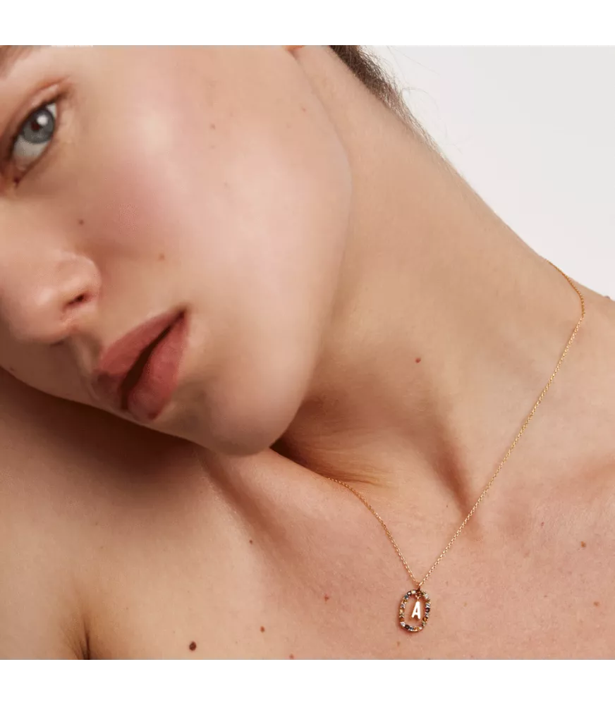 Collar P D Paola, letra A, con baño de oro de 18k.