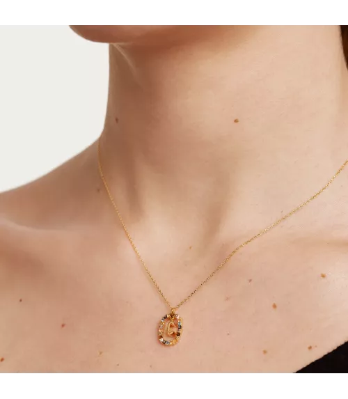 Collar P D Paola, letra C, con baño de oro de 18k.