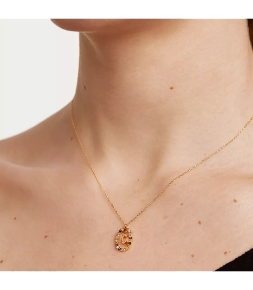 Collar P D Paola, letra C, con baño de oro de 18k.