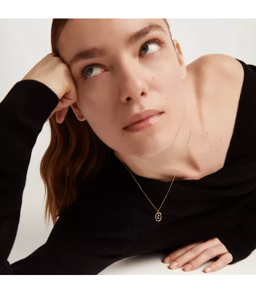 Collar P D Paola, letra C, con baño de oro de 18k.