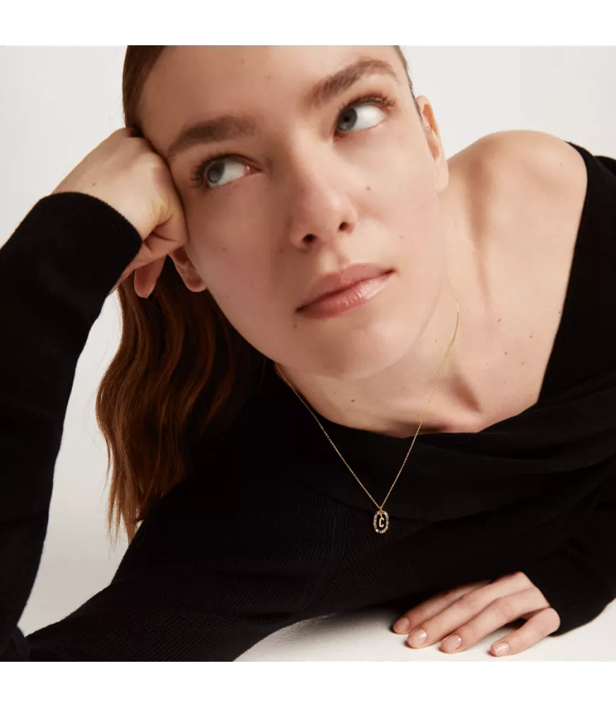 Collar P D Paola, letra C, con baño de oro de 18k.