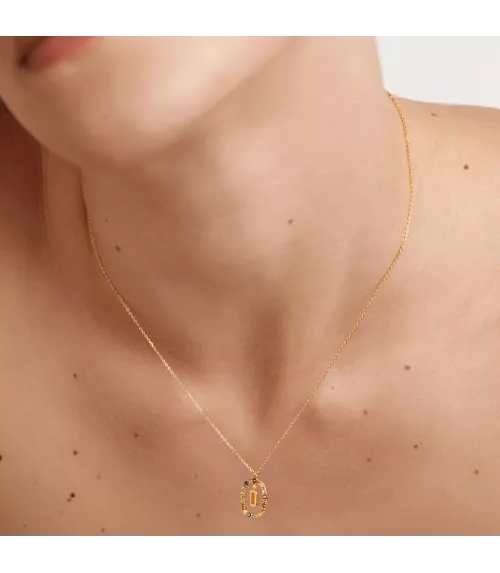 Collar P D Paola, letra D, con baño de oro de 18k.