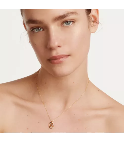 Collar P D Paola, letra D, con baño de oro de 18k.