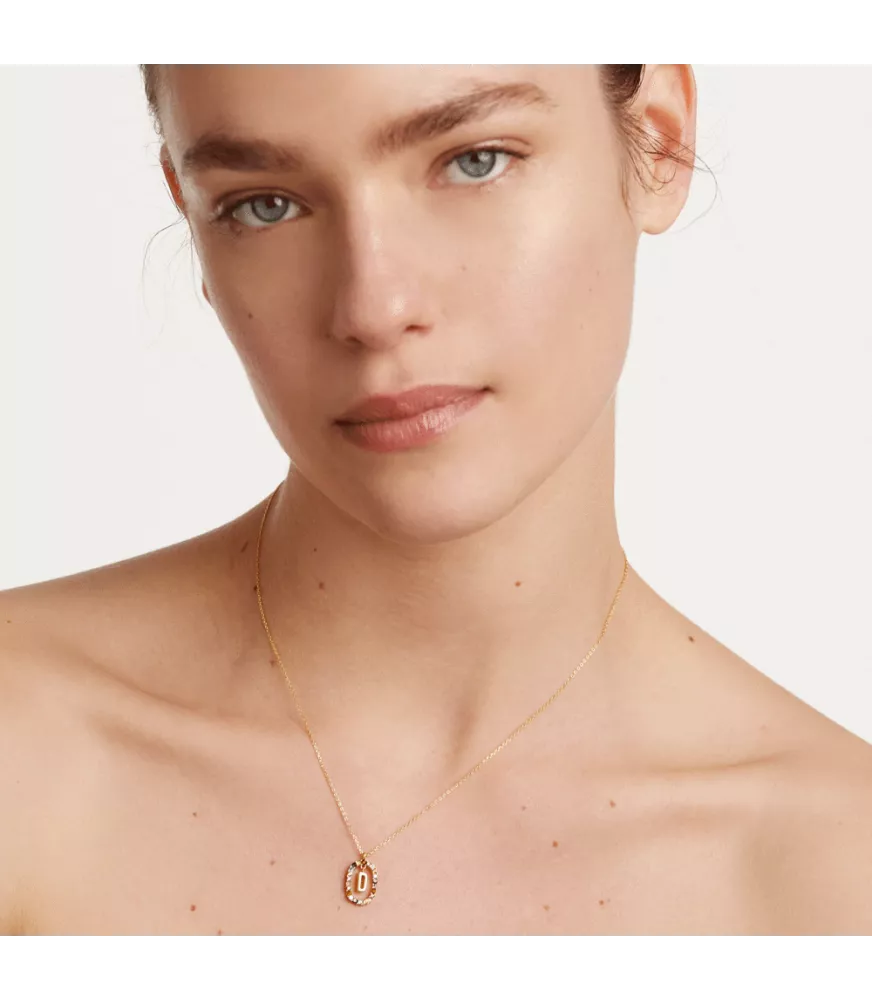 Collar P D Paola, letra D, con baño de oro de 18k.