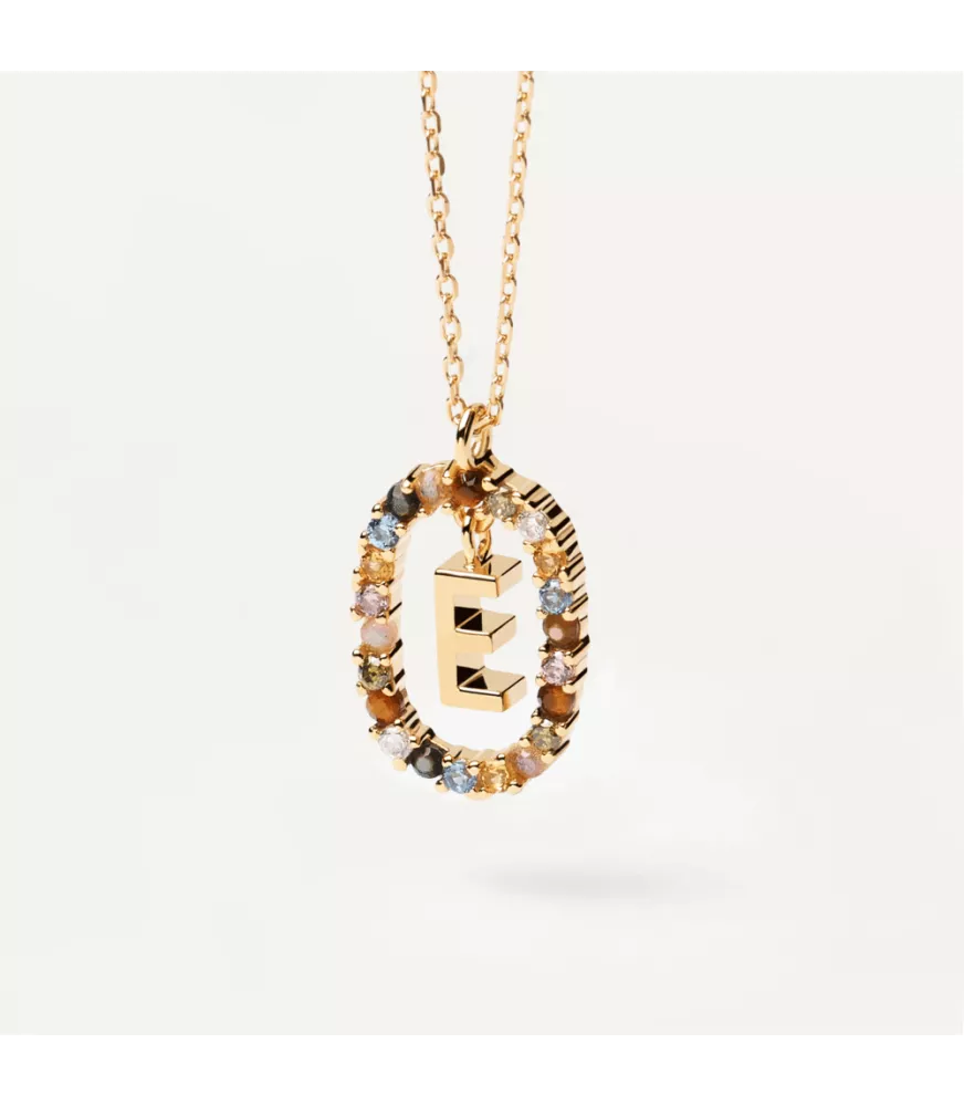 Collar P D Paola, letra E, con baño de oro de 18k.