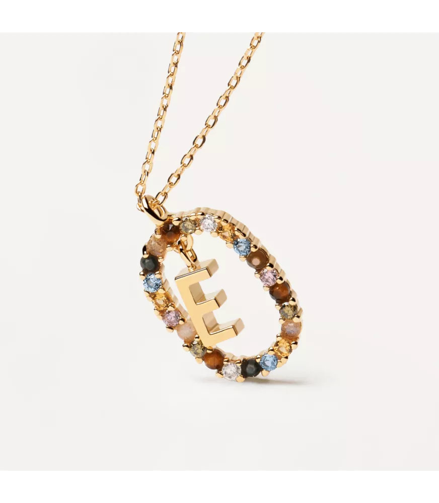 Collar P D Paola, letra E, con baño de oro de 18k.