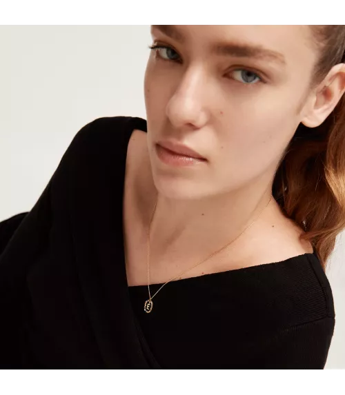 Collar P D Paola, letra E, con baño de oro de 18k.