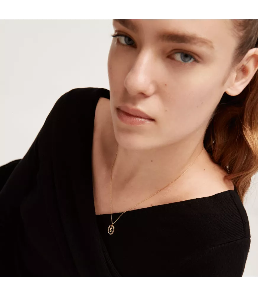 Collar P D Paola, letra E, con baño de oro de 18k.