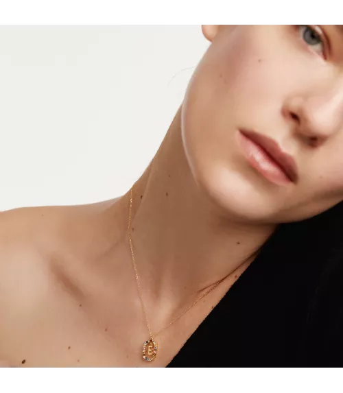 Collar P D Paola, letra E, con baño de oro de 18k.