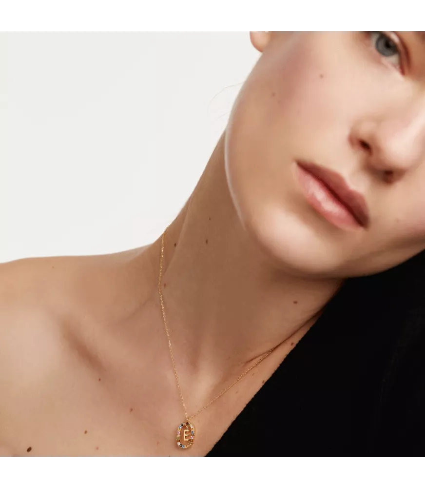 Collar P D Paola, letra E, con baño de oro de 18k.