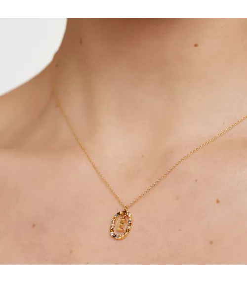 Collar P D Paola, letra E, con baño de oro de 18k.