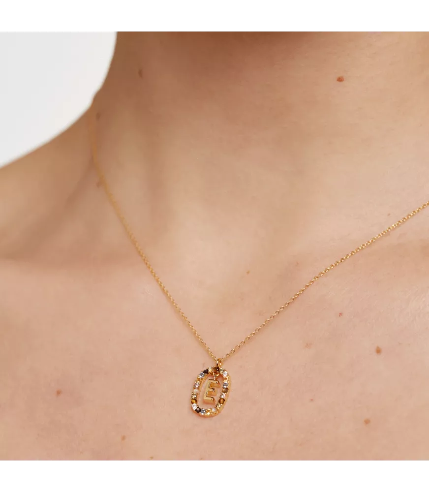 Collar P D Paola, letra E, con baño de oro de 18k.