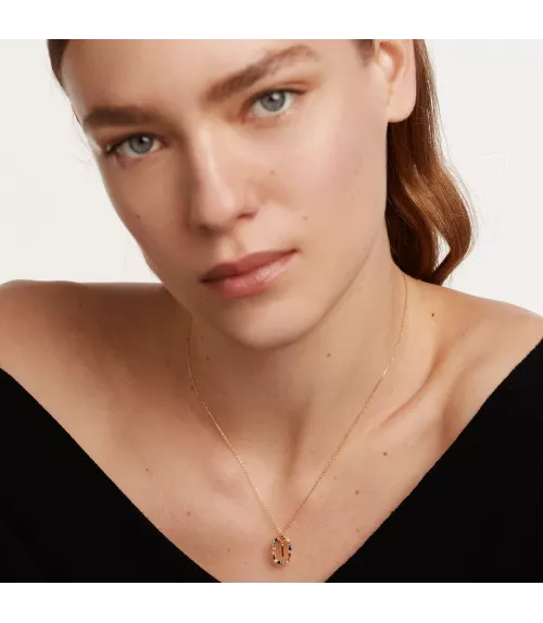 Collar P D Paola, letra I, con baño de oro de 18k.