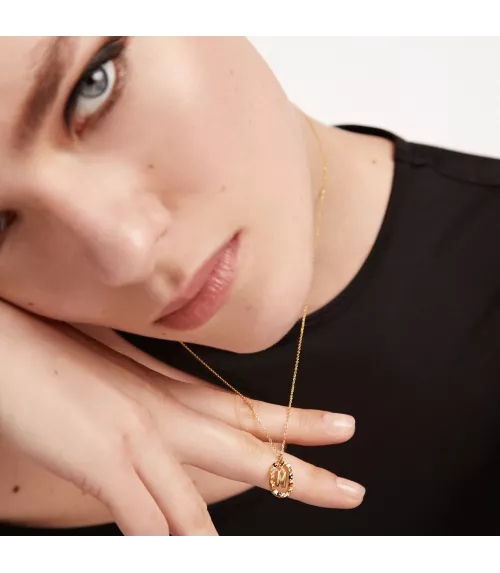 Collar P D Paola, letra M, con baño de oro de 18k.