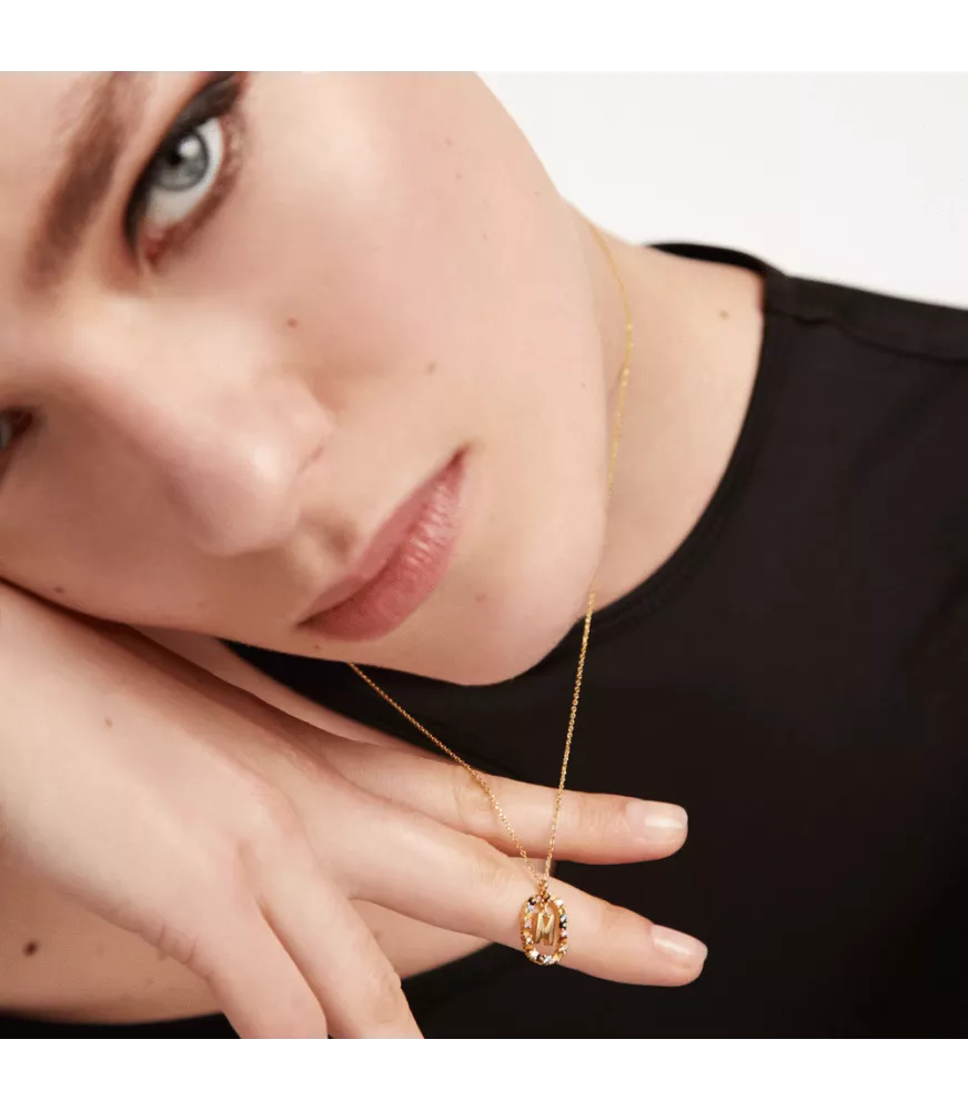 Collar P D Paola, letra M, con baño de oro de 18k.