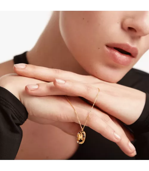 Collar P D Paola, letra M, con baño de oro de 18k.