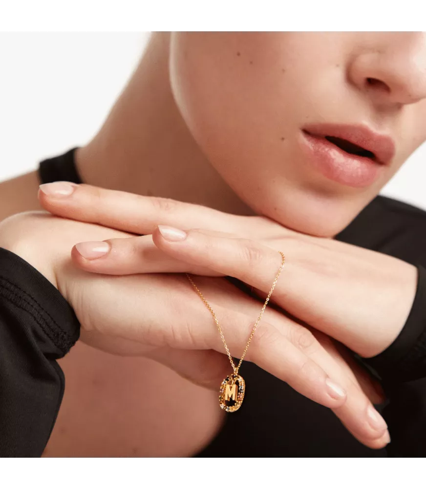 Collar P D Paola, letra M, con baño de oro de 18k.