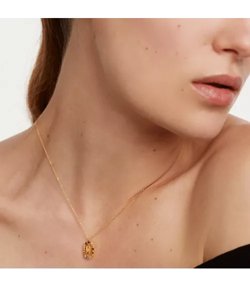 Collar P D Paola, letra M, con baño de oro de 18k.