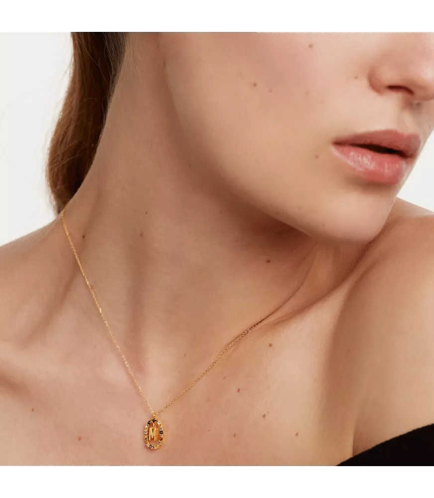Collar P D Paola, letra M, con baño de oro de 18k.