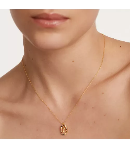 Collar P D Paola, letra P, con baño de oro de 18k.
