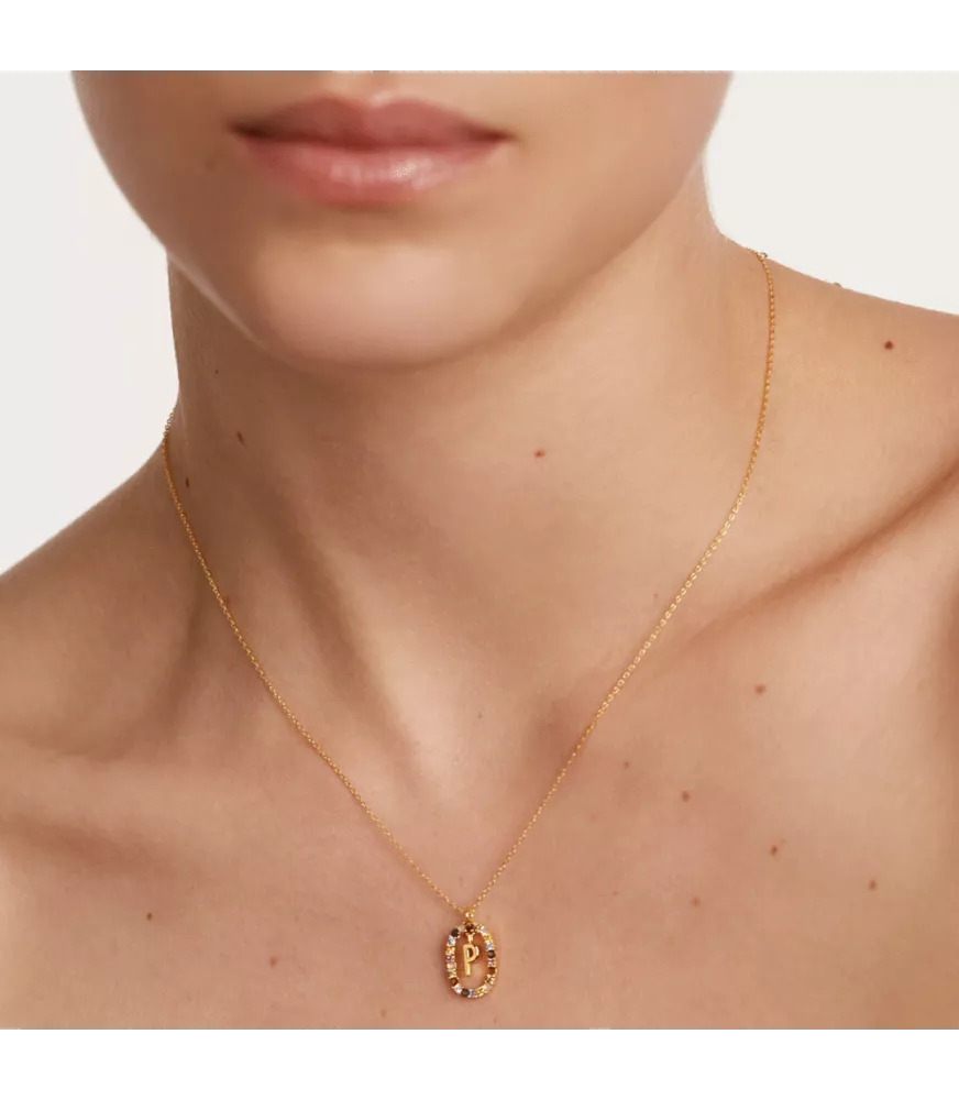 Collar P D Paola, letra P, con baño de oro de 18k.