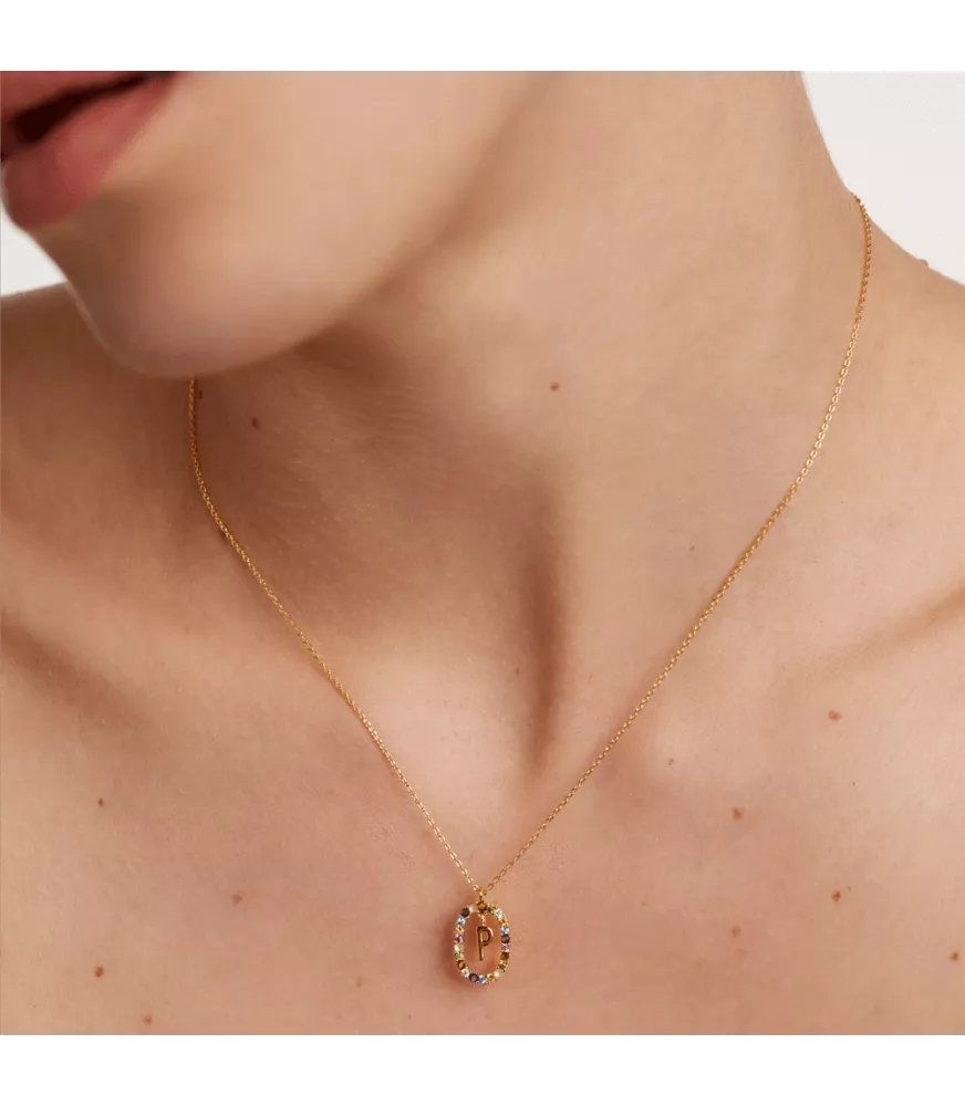 Collar P D Paola, letra P, con baño de oro de 18k.
