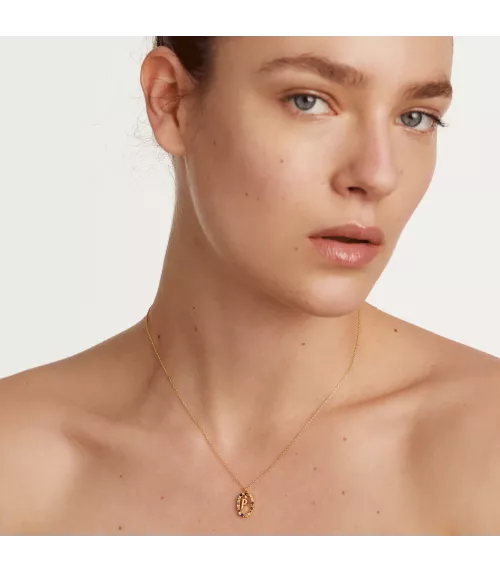 Collar P D Paola, letra P, con baño de oro de 18k.