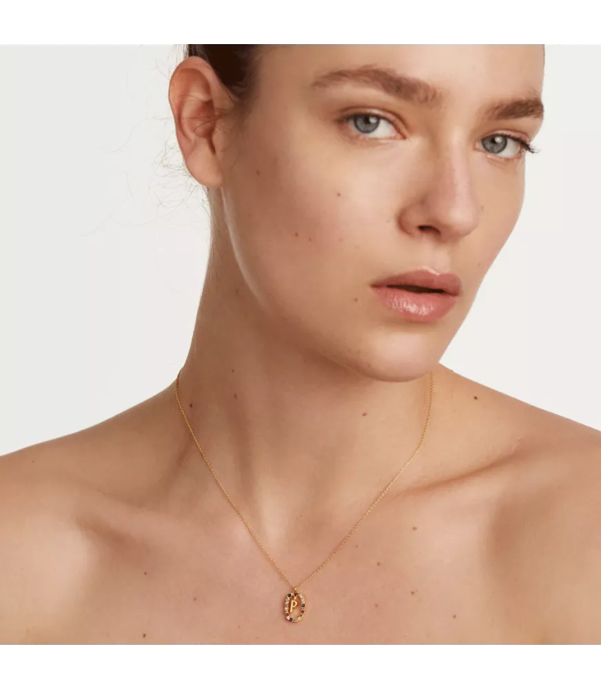 Collar P D Paola, letra P, con baño de oro de 18k.