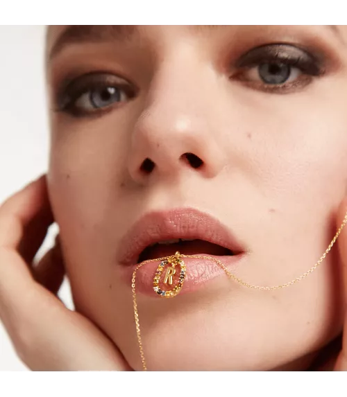 Collar P D Paola, letra R, con baño de oro de 18k.