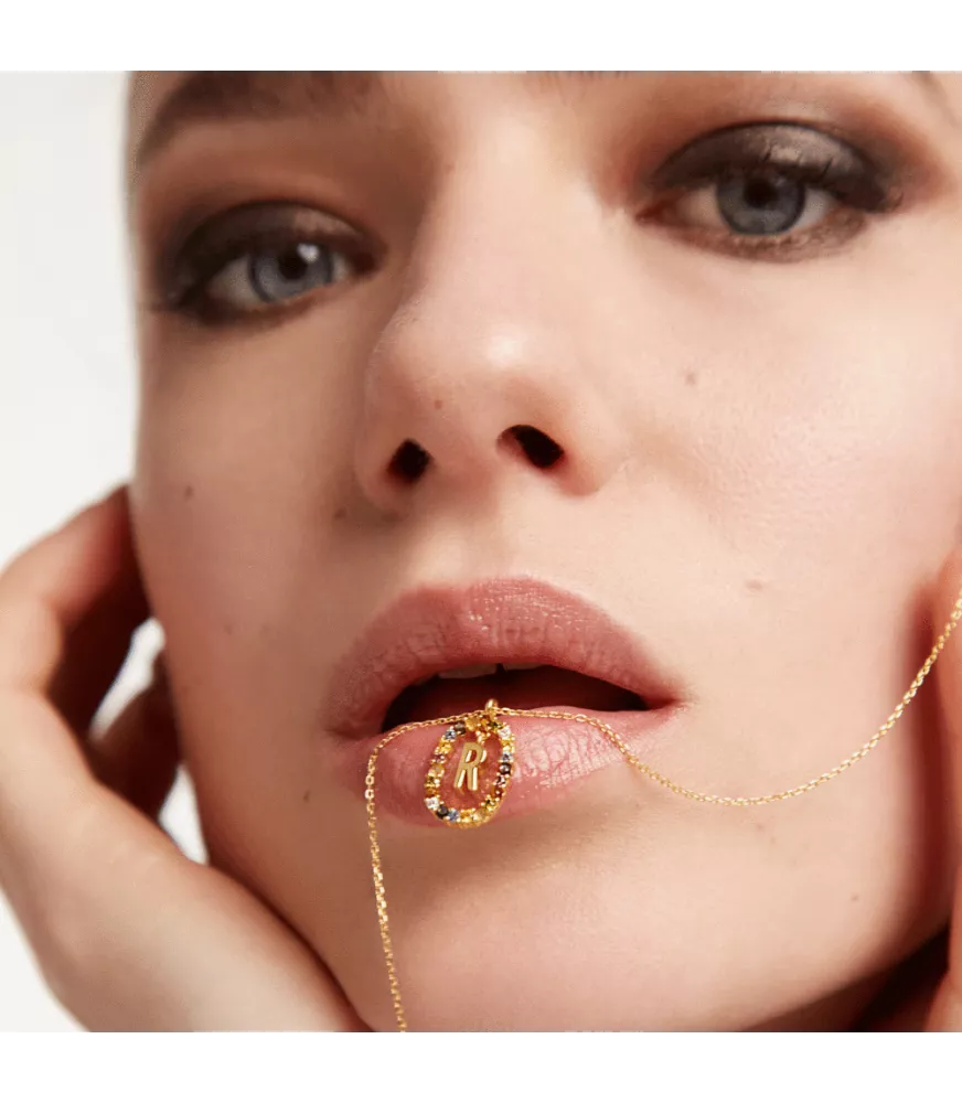 Collar P D Paola, letra R, con baño de oro de 18k.