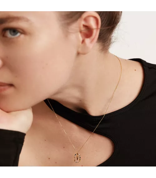 Collar P D Paola, letra R, con baño de oro de 18k.