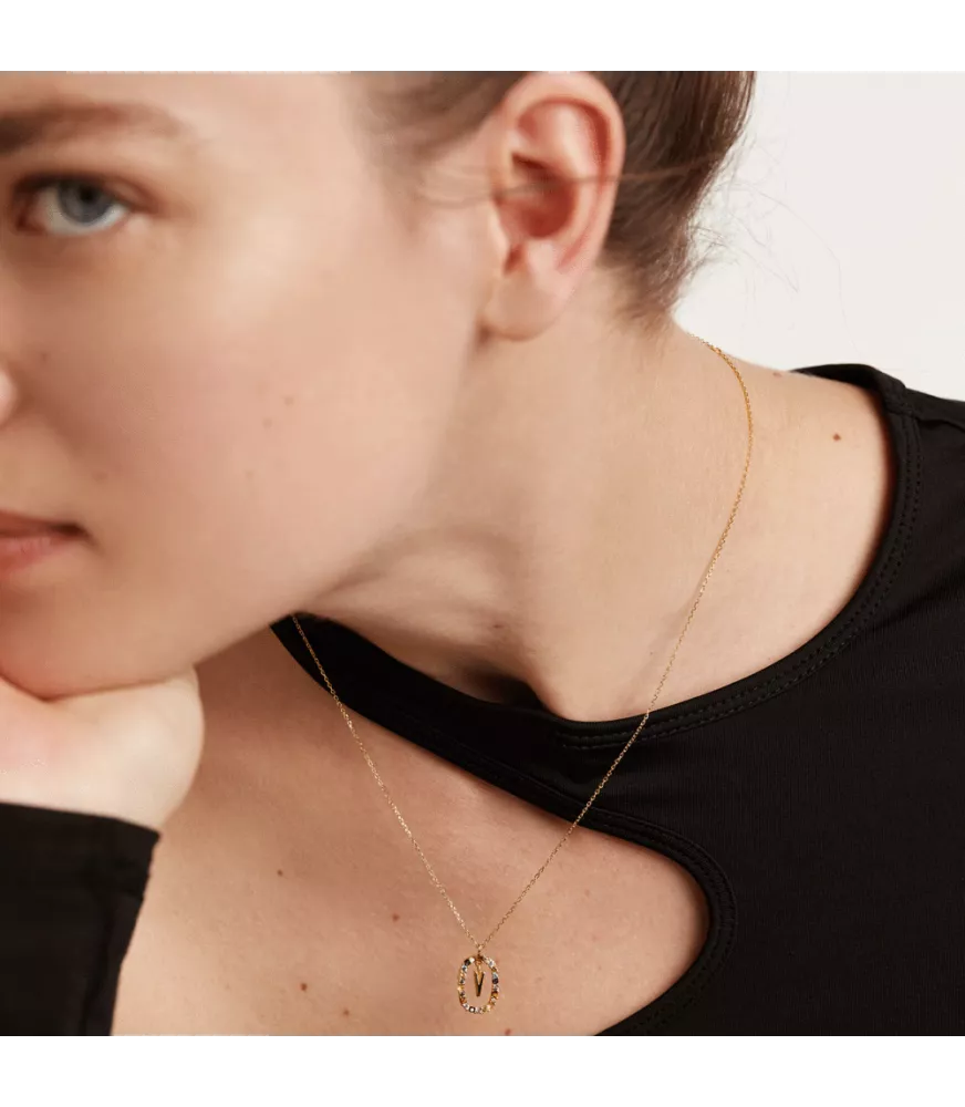 Collar P D Paola, letra R, con baño de oro de 18k.