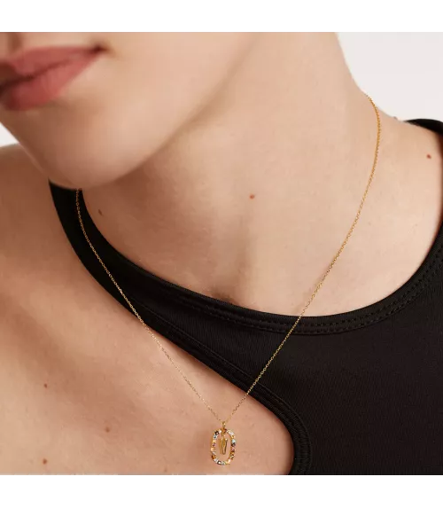 Collar P D Paola, letra R, con baño de oro de 18k.