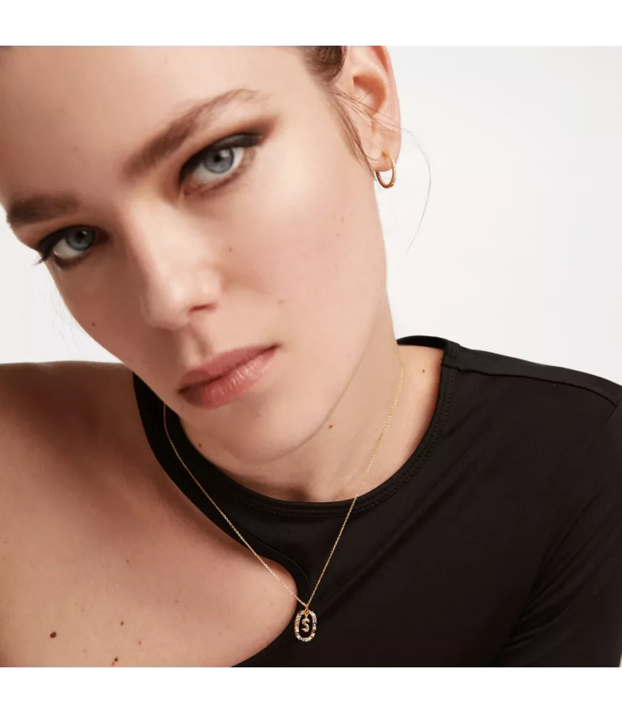 Collar P D Paola, letra S, con baño de oro de 18k.