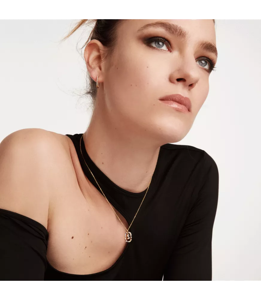 Collar P D Paola, letra S, con baño de oro de 18k.