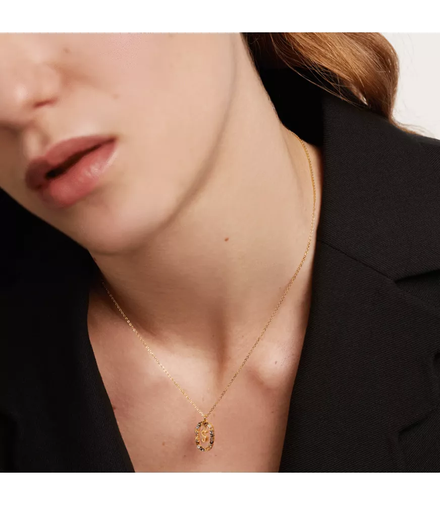 Collar P D Paola, letra S, con baño de oro de 18k.