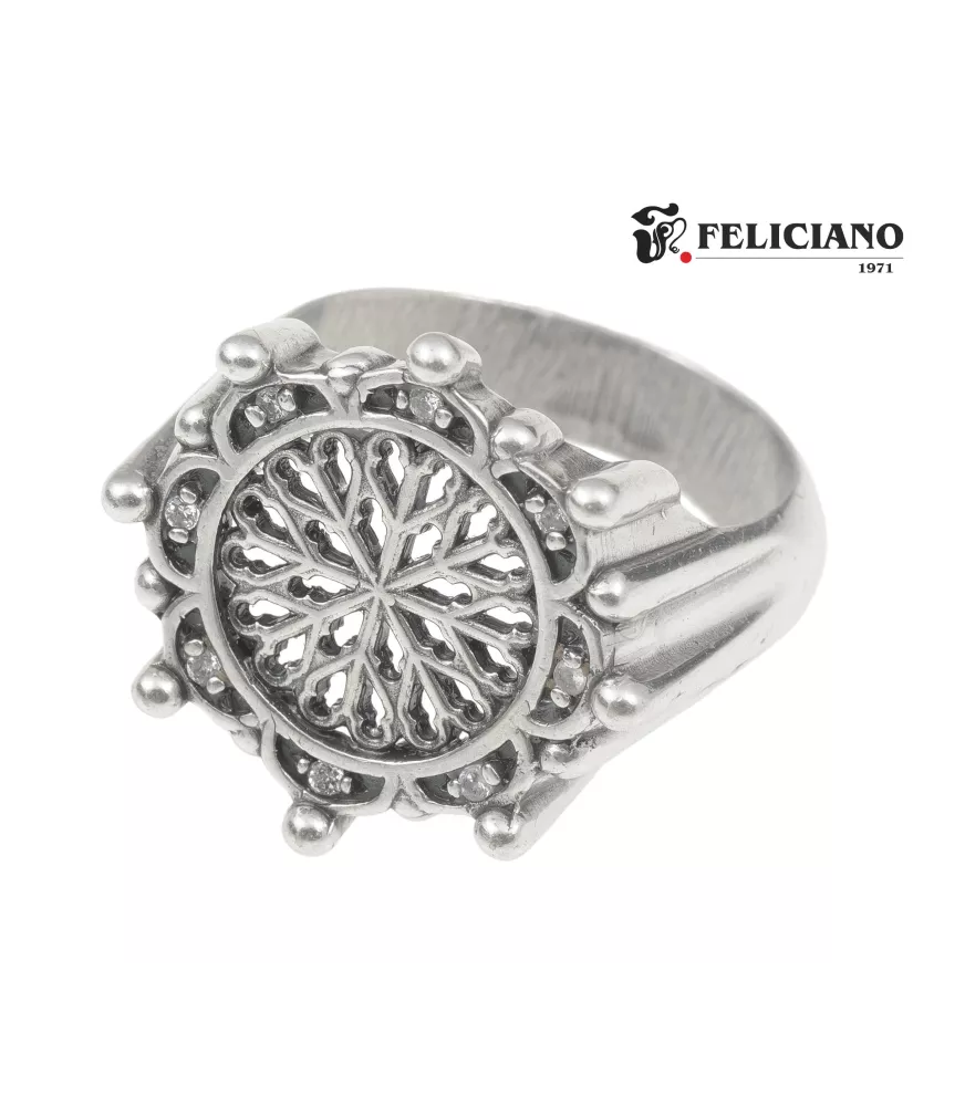 Anillo rosetón grande, en plata, con bisel circonitas.