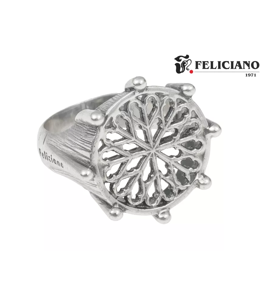 Anillo rosetón grande, en plata, con bisel puntos.