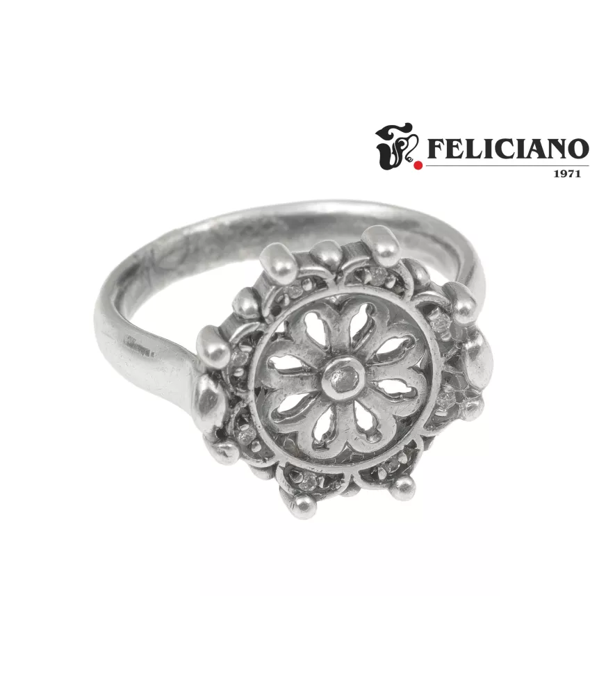 Anillo rosetón pequeño, en plata, con bisel circonitas y puntos.