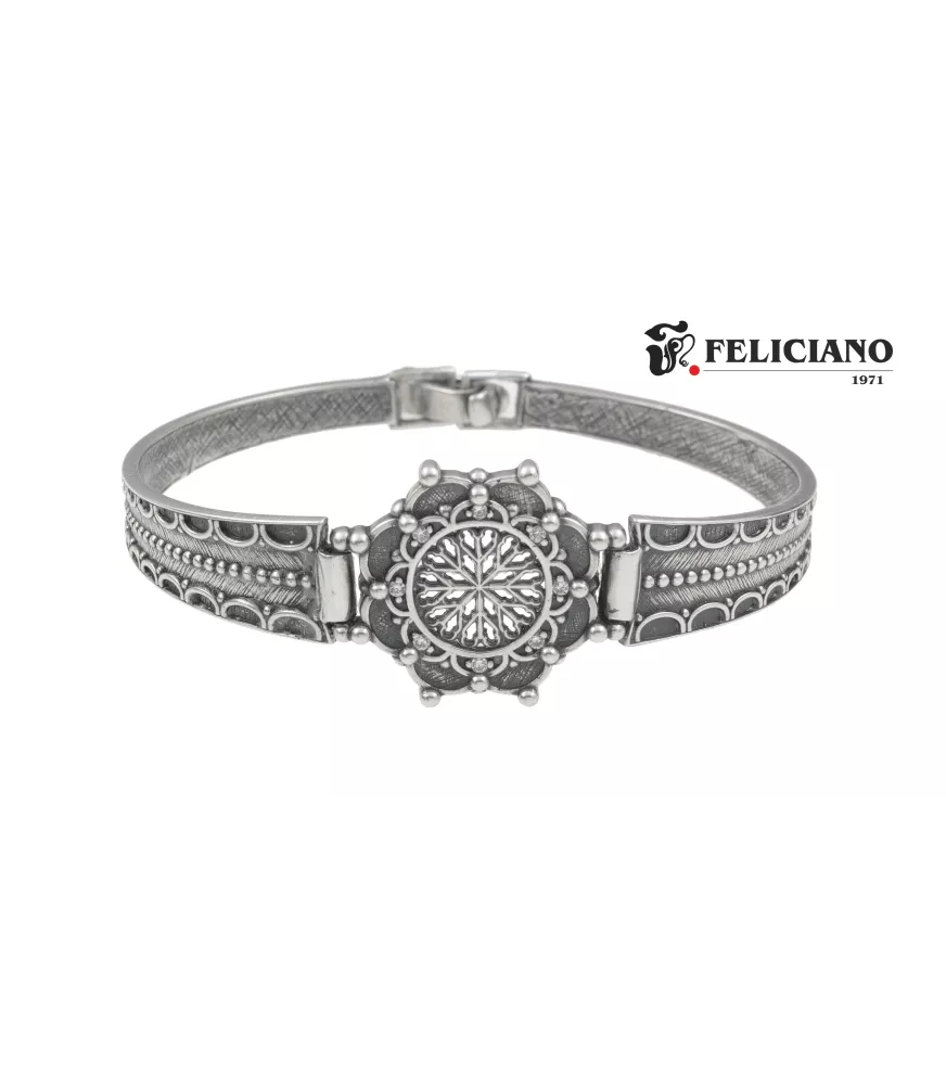 Brazalete rosetón, en plata, con bisel circonitas y puntos.