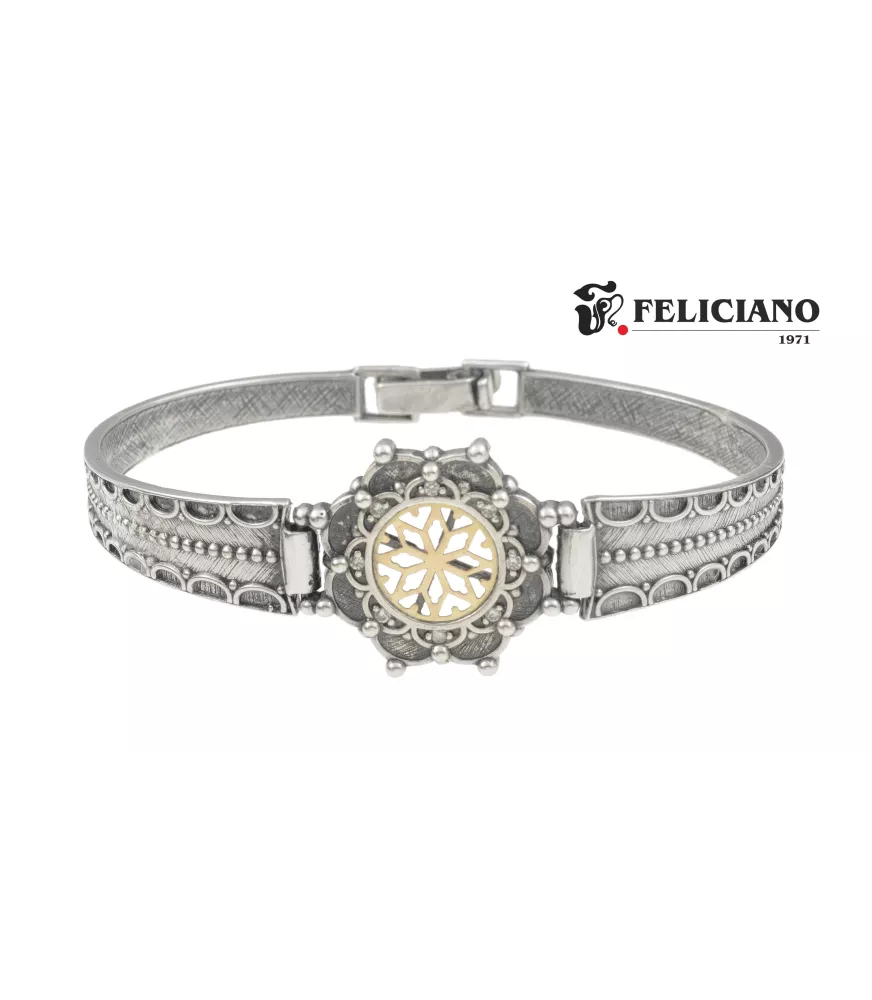 Brazalete rosetón, en plata y oro de 18k, con bisel circonitas y puntos.