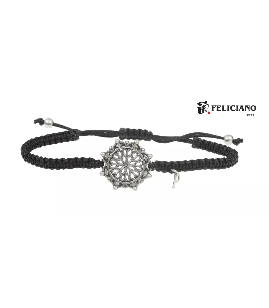 Pulsera rosetón, en plata y macramé con bisel circonitas y puntos.