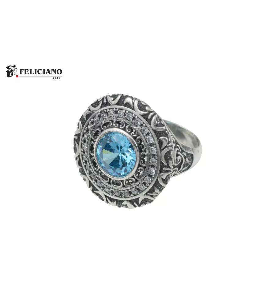 Anillo de plata y cuarzo hidrotermal azul.