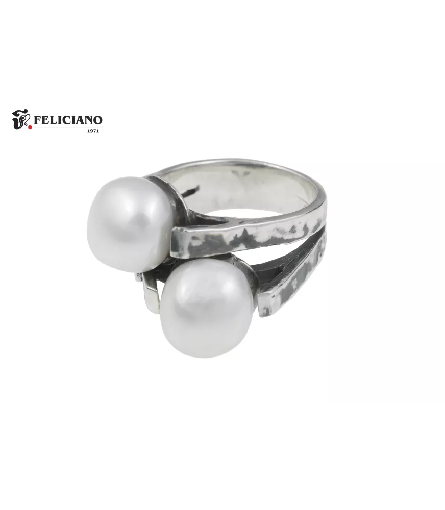 Anillo de plata y perlas cultivadas.