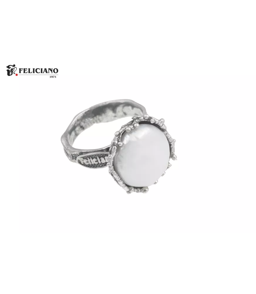Anillo de plata y perla cultivada plana.