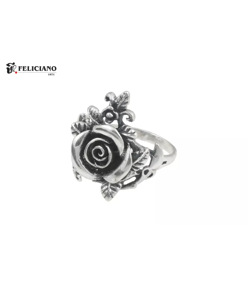 Anillo de plata con forma de rosa.