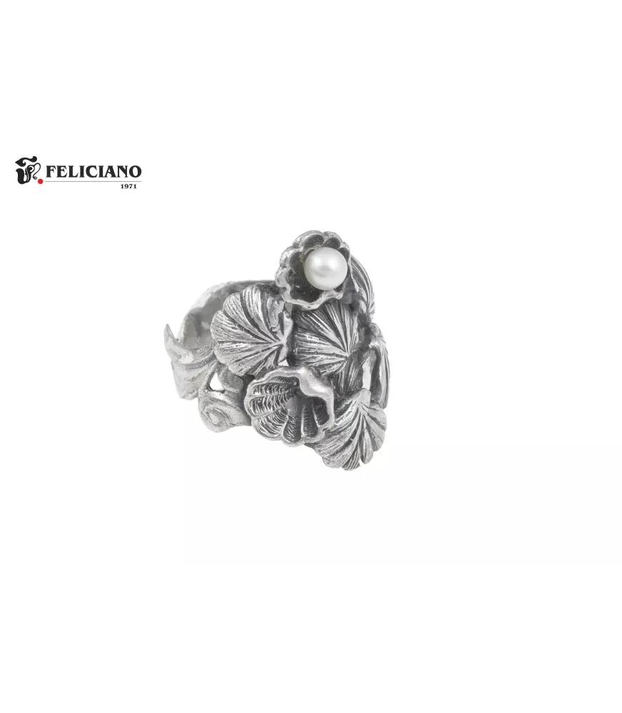 Anillo de plata con forma de conchas y perla.